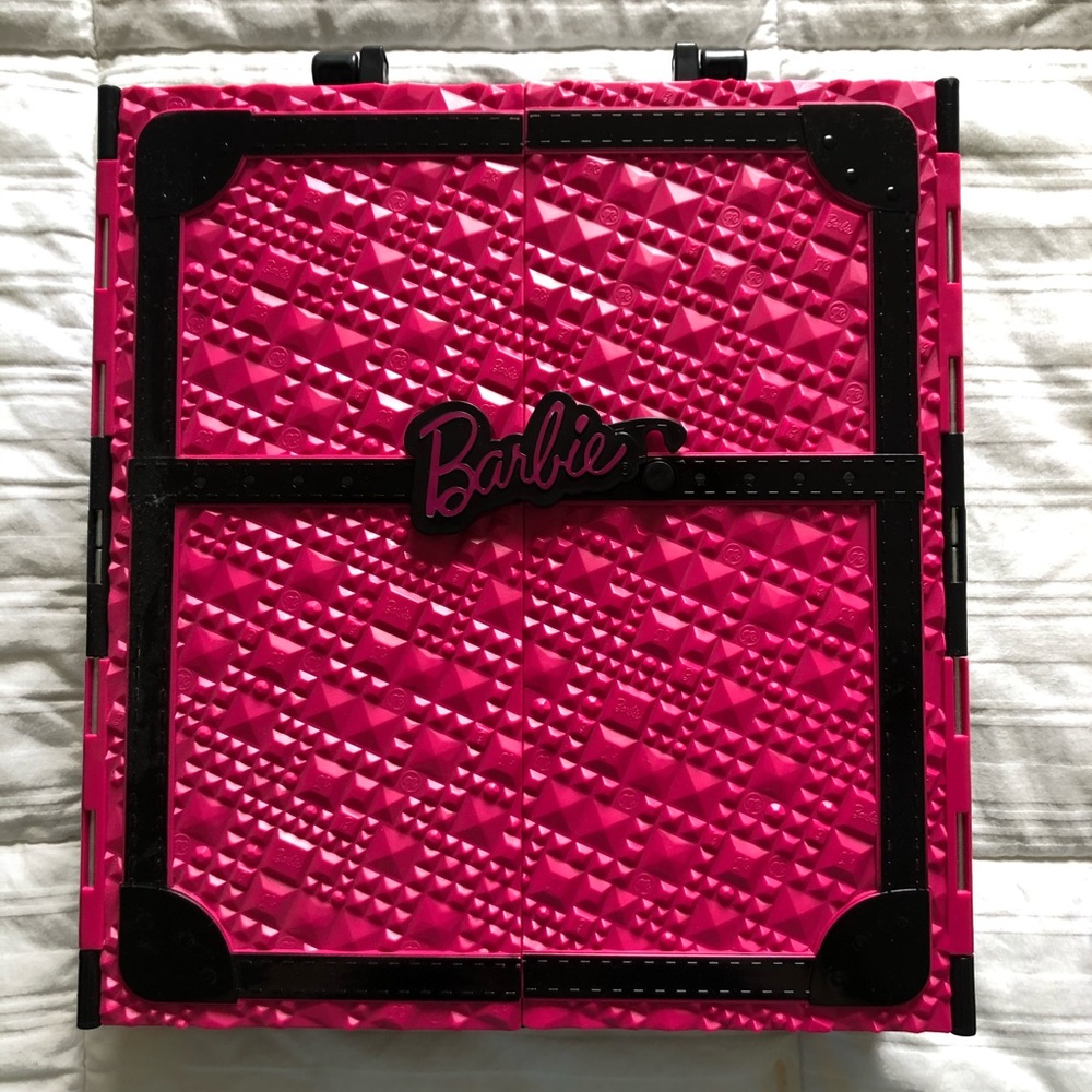 Barbie Fashionista Wardrobe closet